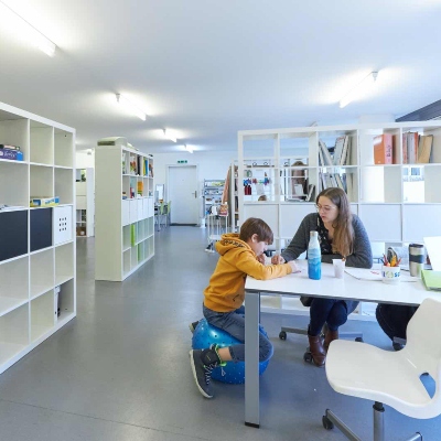 Eine Lehrerin hilft einem Schüler im fit4school-Lern- und Coachingcenter Binningen Foto einer Lehrerin, die einem Schüler hilft im fit4school-Lern- und Coachingcenter Binningen