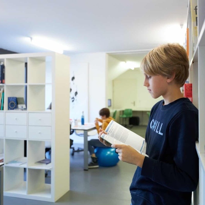 Ein Schüler lernt im fit4school-Lern- und Coachingcenter Binningen Foto eines Schülers beim Lernen im fit4school-Lern- und Coachingcenter Binningen