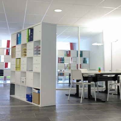 Regale und Tisch im Lerncenter Affoltern am Albis Foto von Regalen und Tisch im Lerncenter Affoltern am Albis