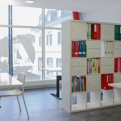 Regal mit Tischen und Fensterfront in Affoltern am Albis Foto von einem Regal mit Tischen und Fensterfront in Affoltern am Albis