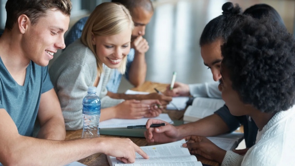 Lerngruppe im fit4school-Lern- und Coachingcenter Foto einer Lerngruppe im fit4school-Lern- und Coachingcenter